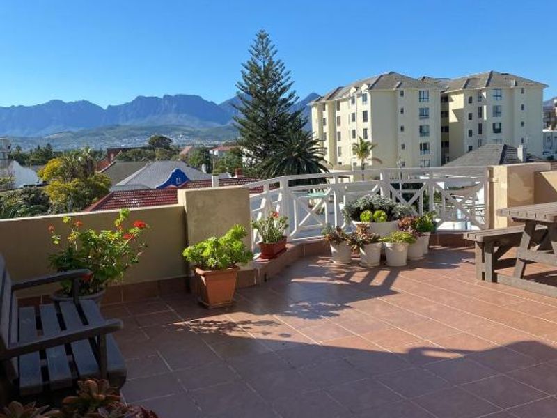 Discover a modern, airy 65sqm ground floor apartment in Strand—ideal for a professional couple. - Photo 2