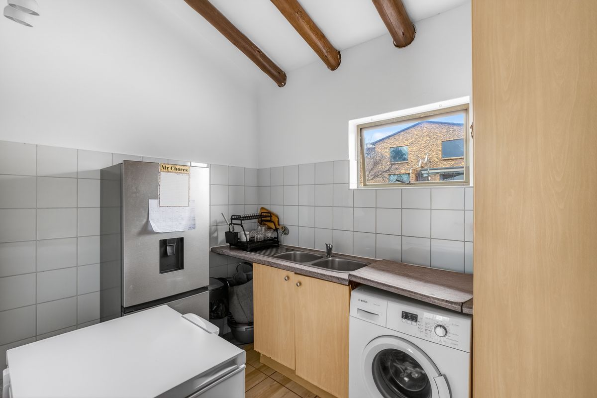 Modern 3-Bedroom Apartment in Noordhang - Photo 3