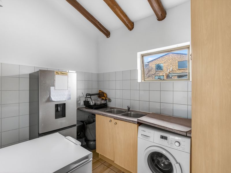 Modern 3-Bedroom Apartment in Noordhang - Photo 3