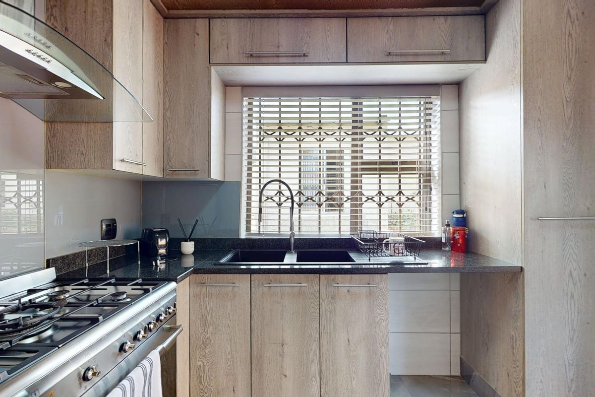 Elegant 5 Bedroom Family Residence with Flatlet! - Photo 4