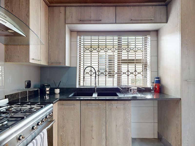 Elegant 5 Bedroom Family Residence with Flatlet! - Photo 4