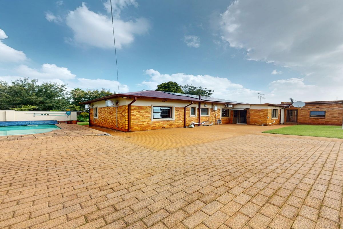 Elegant 5 Bedroom Family Residence with Flatlet! - Photo 2