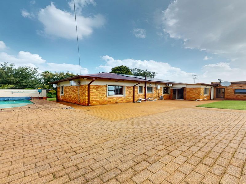 Elegant 5 Bedroom Family Residence with Flatlet! - Photo 2