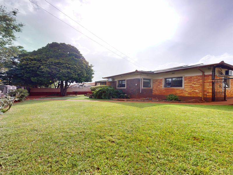 Elegant 5 Bedroom Family Residence with Flatlet! - Photo 1