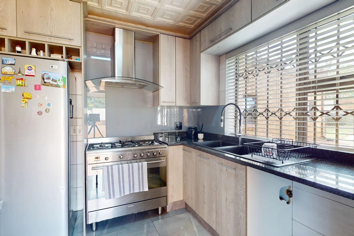 Elegant 5 Bedroom Family Residence with Flatlet! - Photo 3