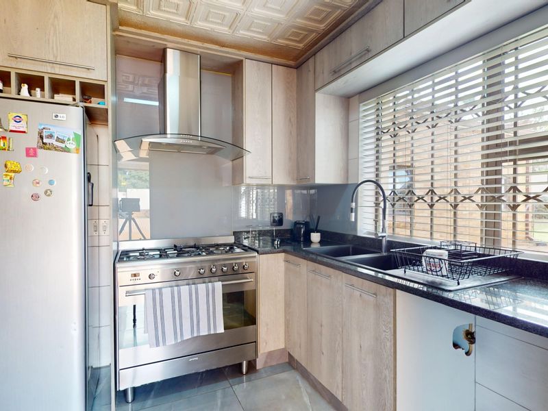 Elegant 5 Bedroom Family Residence with Flatlet! - Photo 3