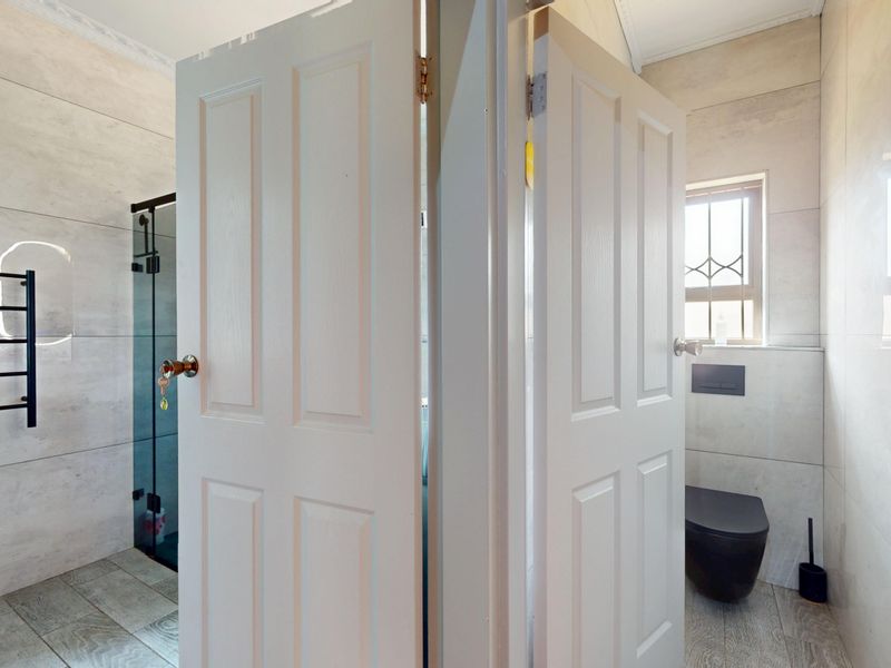 Elegant 5 Bedroom Family Residence with Flatlet! - Photo 10