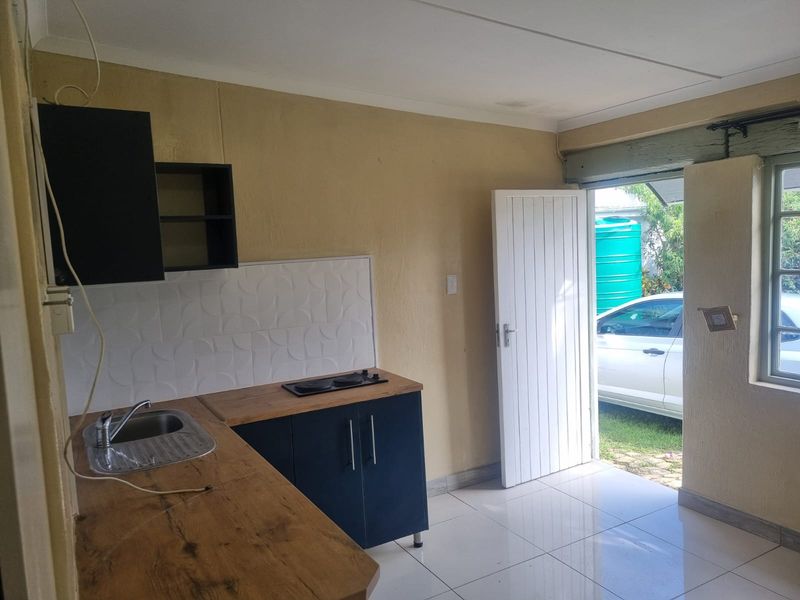 Charming Studio/Bachelor garden cottage in a Peaceful Tranquil Setting - available 1st July 2026 - Photo 6