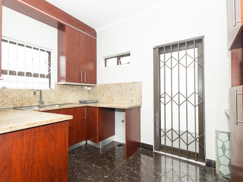 Ultra-Spacious 4 Bedroom Family Home with Exceptional Versatility! - Photo 9