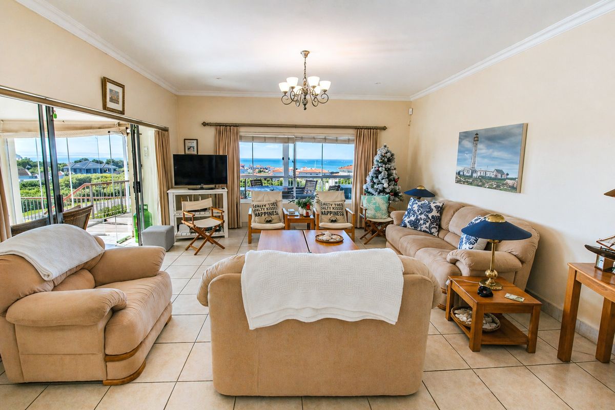 Coastal Comfort & Tranquillity in Santareme – Semi Long-Term Rental with Sea Views - Photo 4