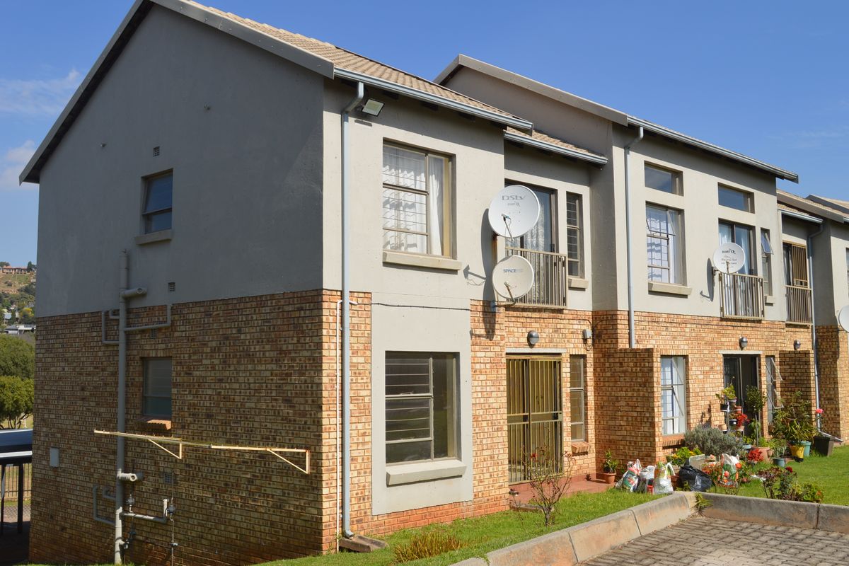 Neat Unit in Popular Complex - Photo 2