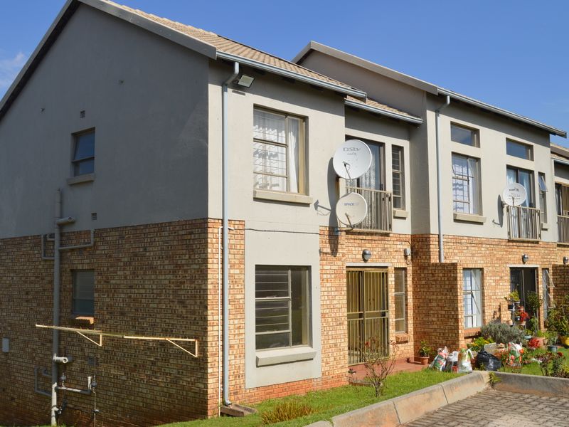 Neat Unit in Popular Complex - Photo 2
