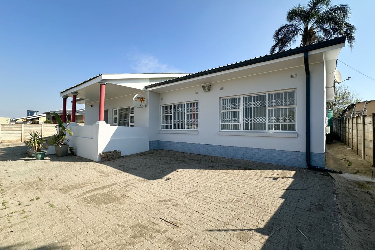 Large Property (Two Separate Spaces) Ideal For Office/Business Space - For Sale - Photo 3