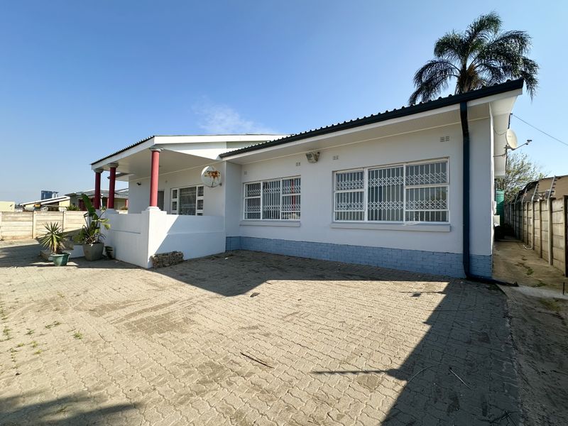 Large Property (Two Separate Spaces) Ideal For Office/Business Space - For Sale - Photo 3