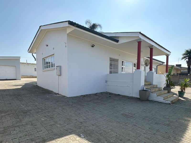 Large Property (Two Separate Spaces) Ideal For Office/Business Space - For Sale - Photo 1