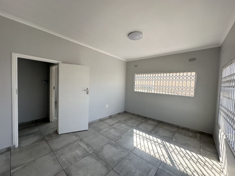 Large Property (Two Separate Spaces) Ideal For Office/Business Space - For Sale - Photo 10