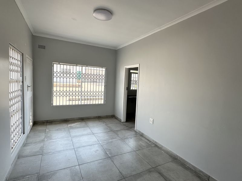 Large Property (Two Separate Spaces) Ideal For Office/Business Space - For Sale - Photo 5