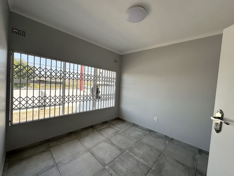 Large Property (Two Separate Spaces) Ideal For Office/Business Space - For Sale - Photo 8