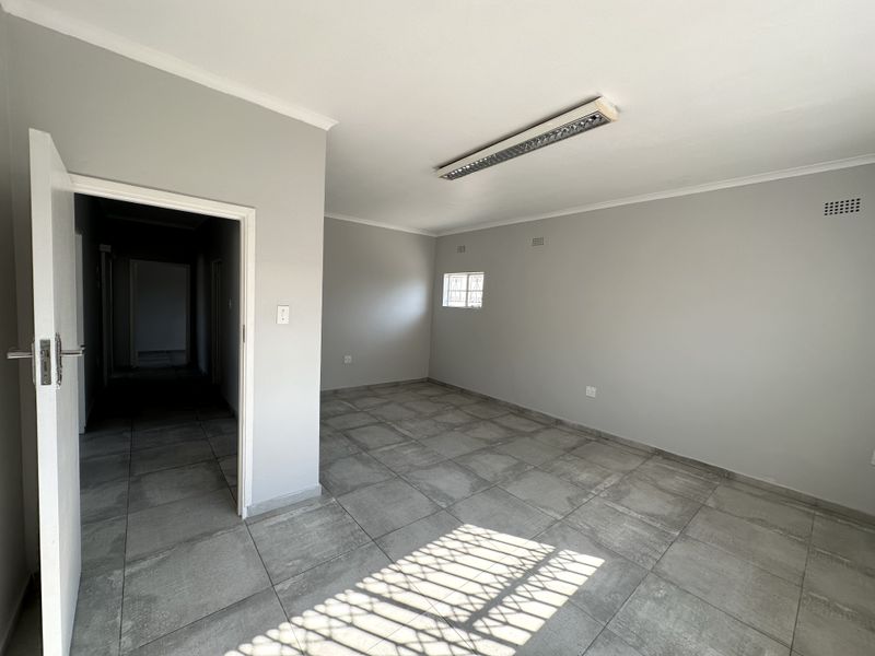 Large Property (Two Separate Spaces) Ideal For Office/Business Space - For Sale - Photo 7