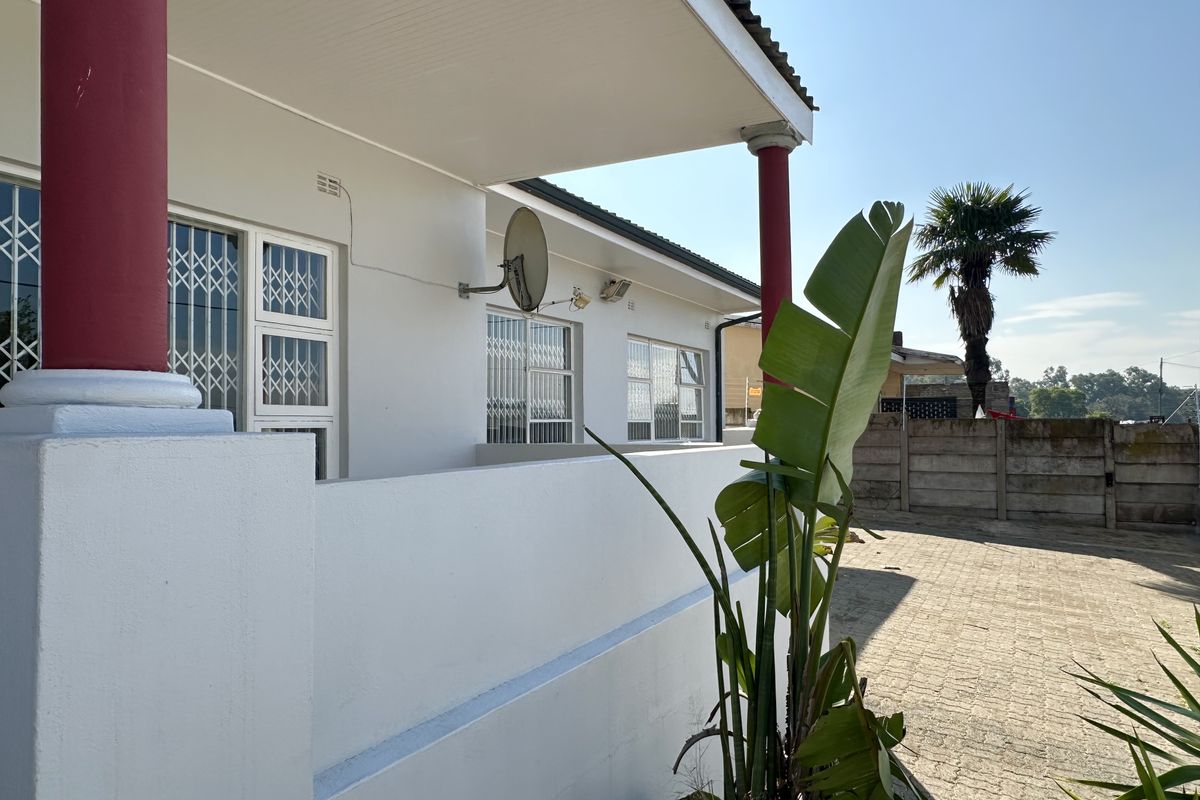 Large Property (Two Separate Spaces) Ideal For Office/Business Space - For Sale - Photo 2