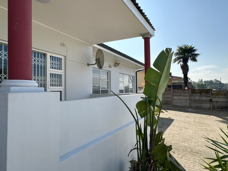 Large Property (Two Separate Spaces) Ideal For Office/Business Space - For Sale - Photo 2