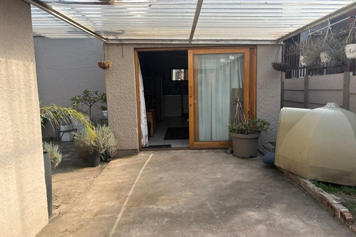 Spacious pet-friendly 3-bedroom home in Alberton North, minutes from Alberton City. - Photo 4