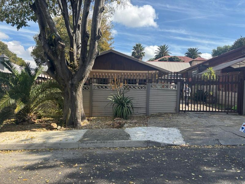 Spacious pet-friendly 3-bedroom home in Alberton North, minutes from Alberton City. - Photo 1