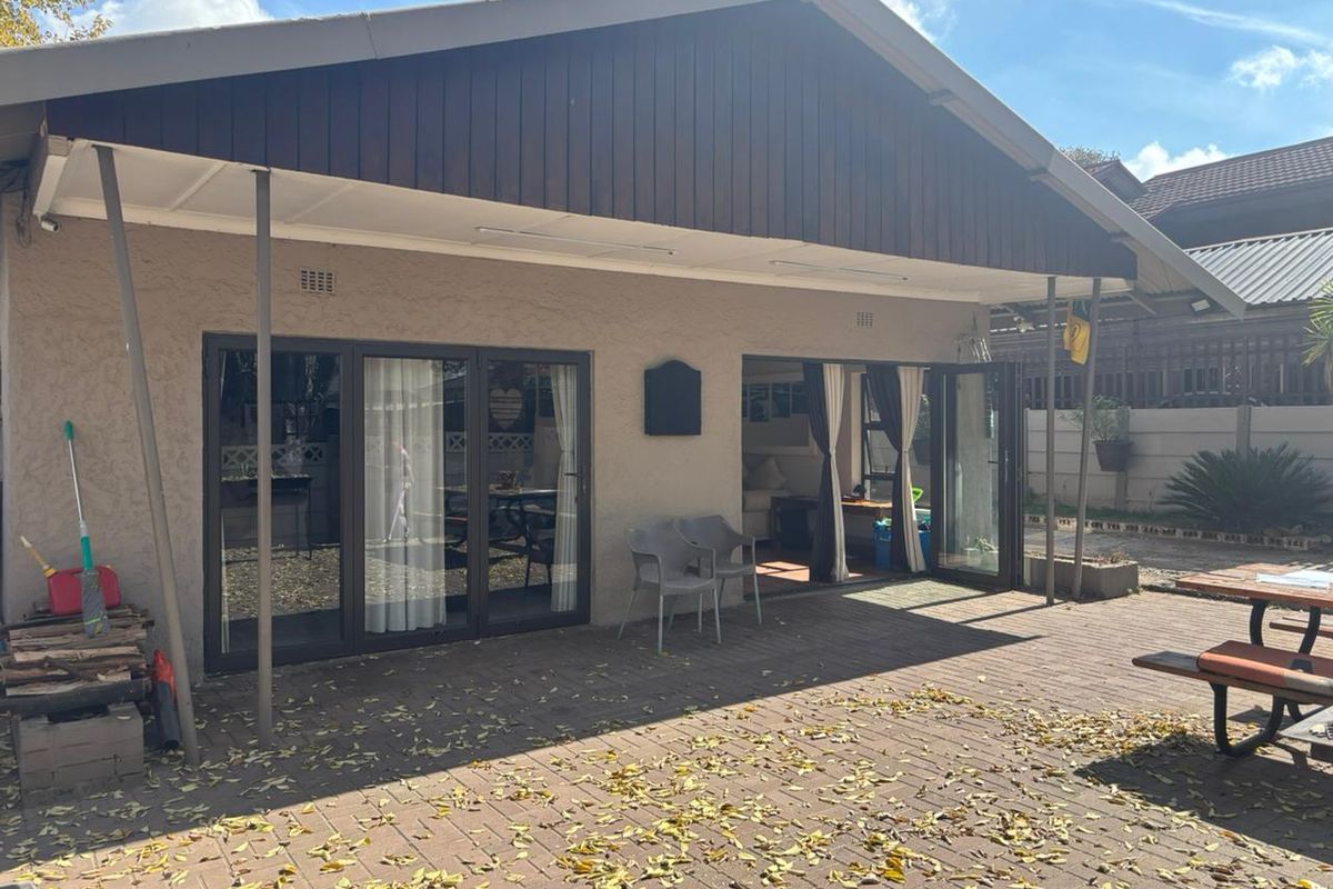 Spacious pet-friendly 3-bedroom home in Alberton North, minutes from Alberton City. - Photo 2