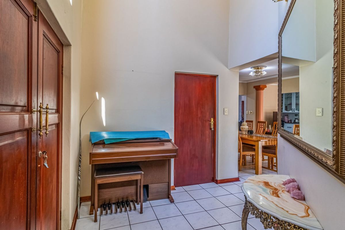 Single Level, Secure, Estate Living! - Photo 4