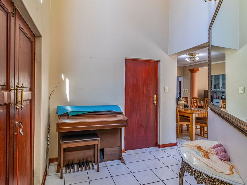 Single Level, Secure, Estate Living! - Photo 4