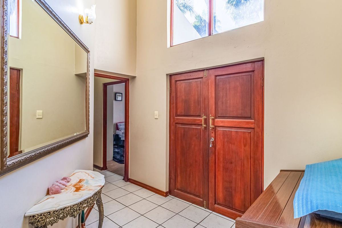 Single Level, Secure, Estate Living! - Photo 5