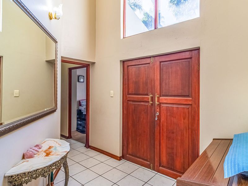 Single Level, Secure, Estate Living! - Photo 5