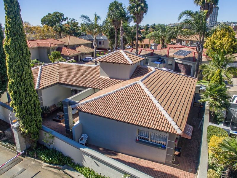 Single Level, Secure, Estate Living! - Photo 1