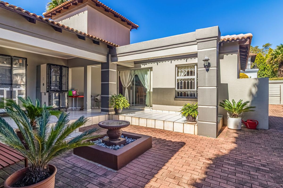 Single Level, Secure, Estate Living! - Photo 3