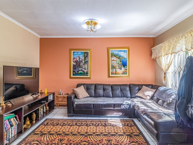 Single Level, Secure, Estate Living! - Photo 9