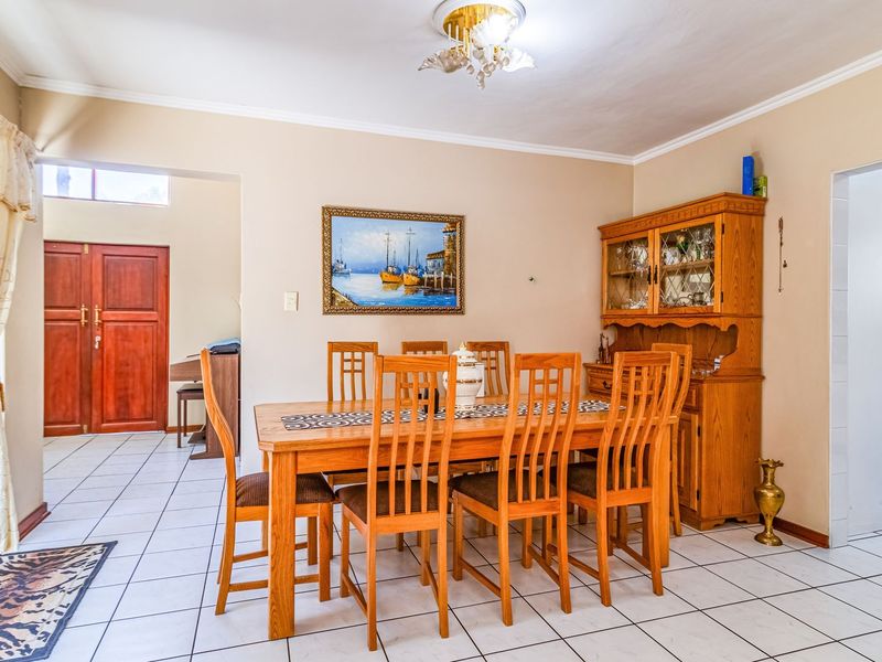 Single Level, Secure, Estate Living! - Photo 7