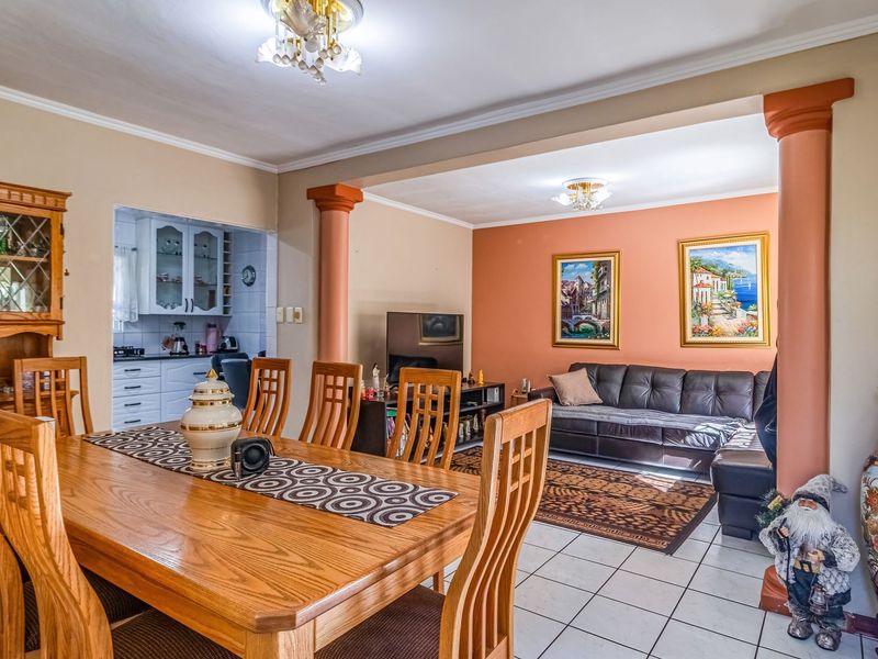 Single Level, Secure, Estate Living! - Photo 6