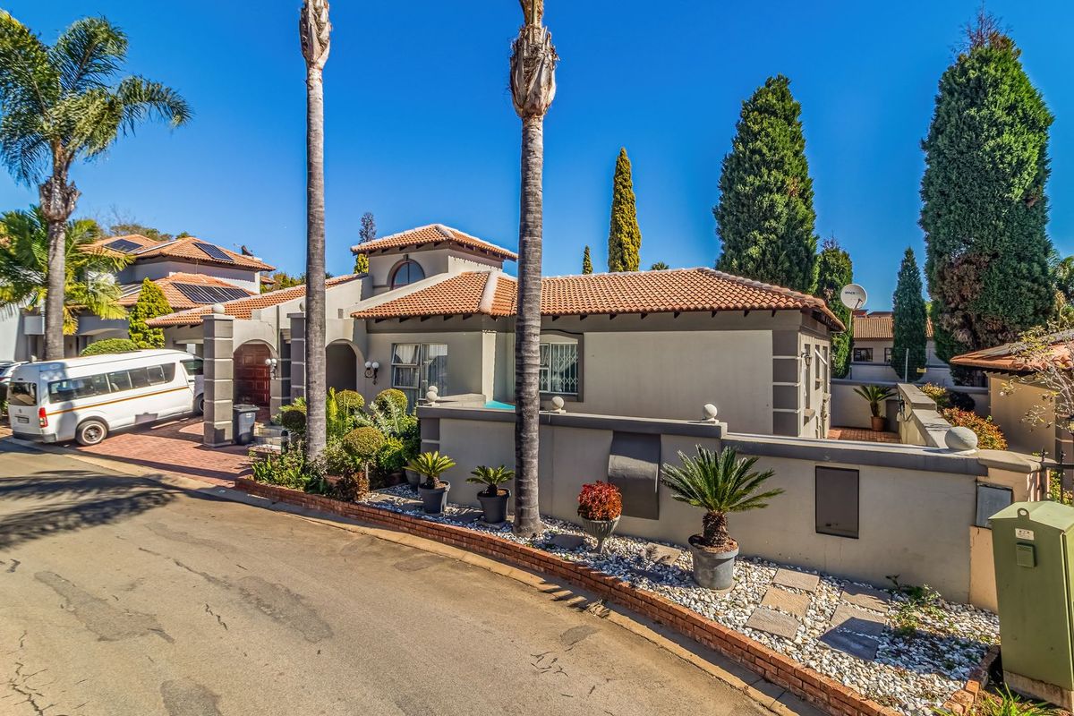 Single Level, Secure, Estate Living! - Photo 2