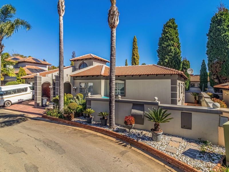 Single Level, Secure, Estate Living! - Photo 2