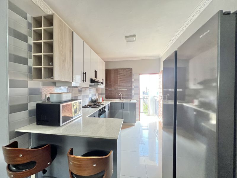 Morningside, 2 Bedroom Flat, 1 Parking for Sale - Photo 2