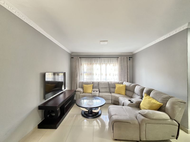 Morningside, 2 Bedroom Flat, 1 Parking for Sale - Photo 4