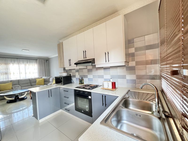 Morningside, 2 Bedroom Flat, 1 Parking for Sale - Photo 3