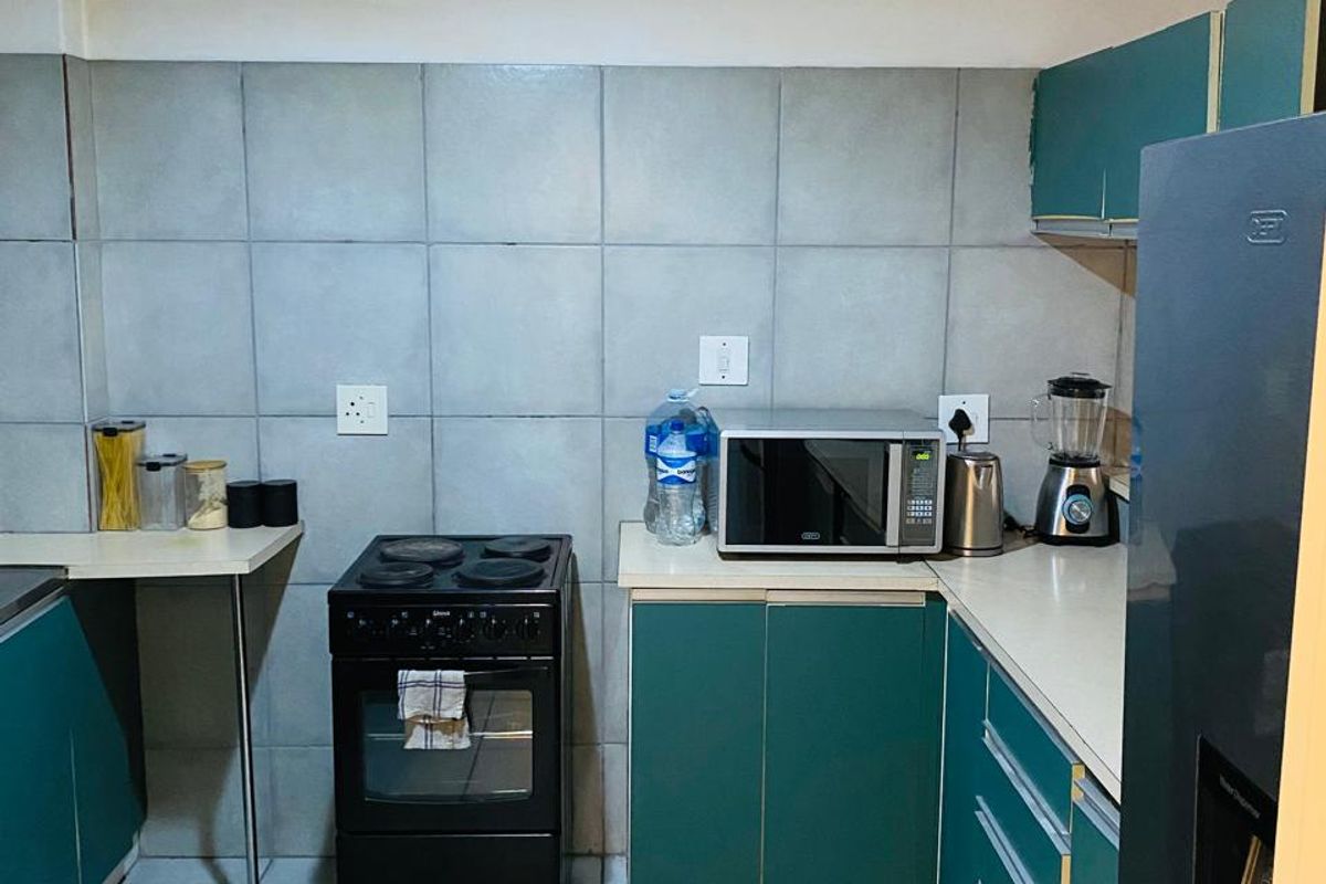 Prime 2-Bedroom Apartment in Sunnyside East – Ideal for Living or Investment - Photo 4