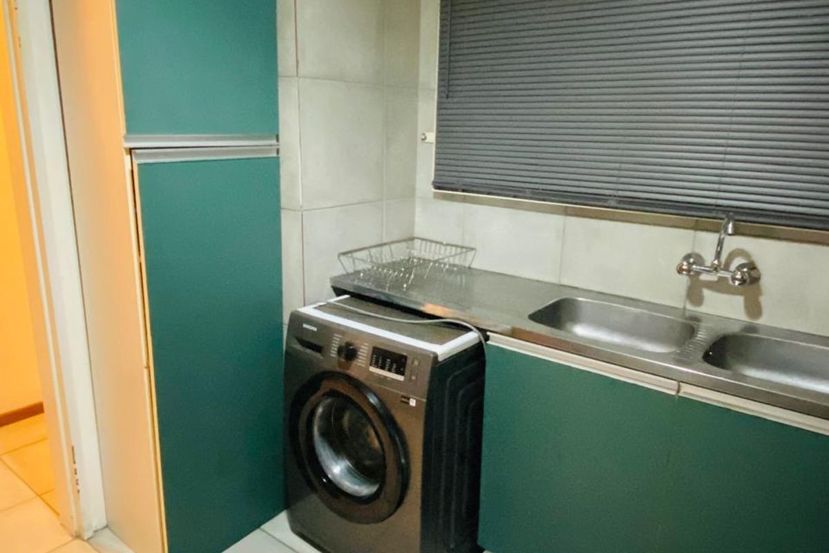 Prime 2-Bedroom Apartment in Sunnyside East – Ideal for Living or Investment - Photo 5
