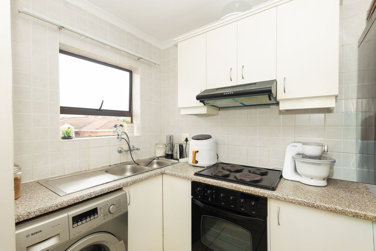Stunning 2-bedroom apartment for sale in Sonstraal Heights, Durbanville – perfect for modern living - Photo 4