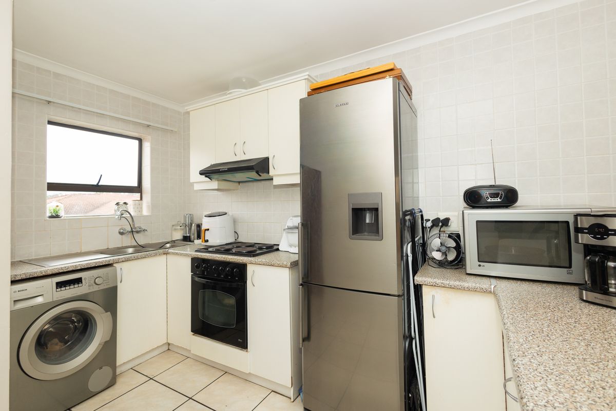 Stunning 2-bedroom apartment for sale in Sonstraal Heights, Durbanville – perfect for modern living - Photo 3