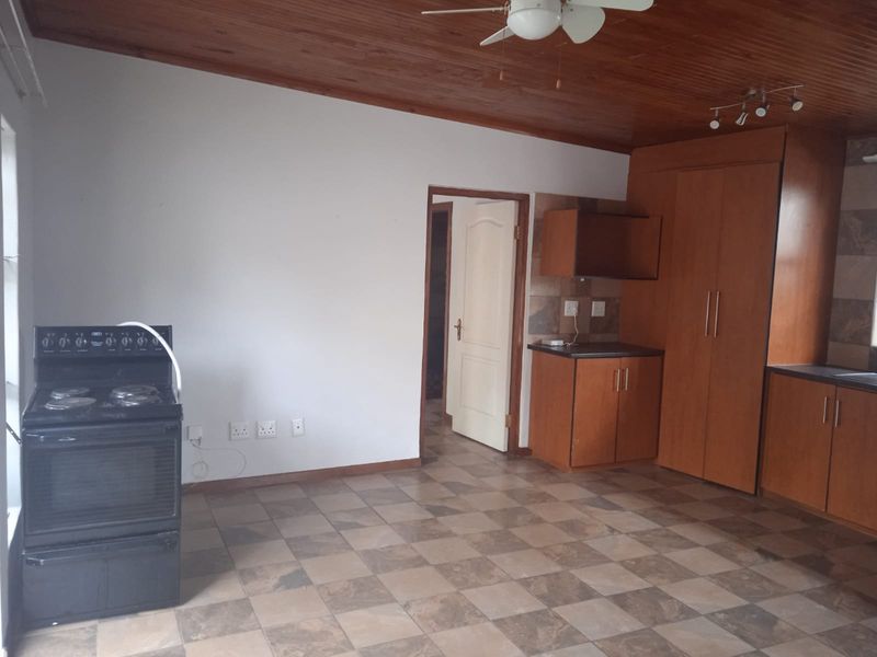 Two Bedroom Flat to Let in Top Town - Photo 2