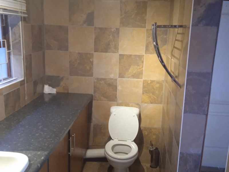 Two Bedroom Flat to Let in Top Town - Photo 10