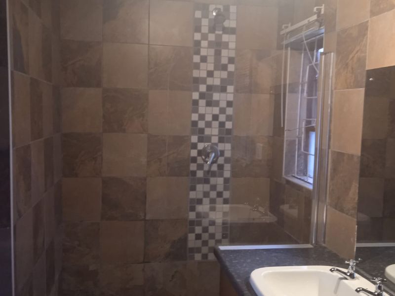 Two Bedroom Flat to Let in Top Town - Photo 9