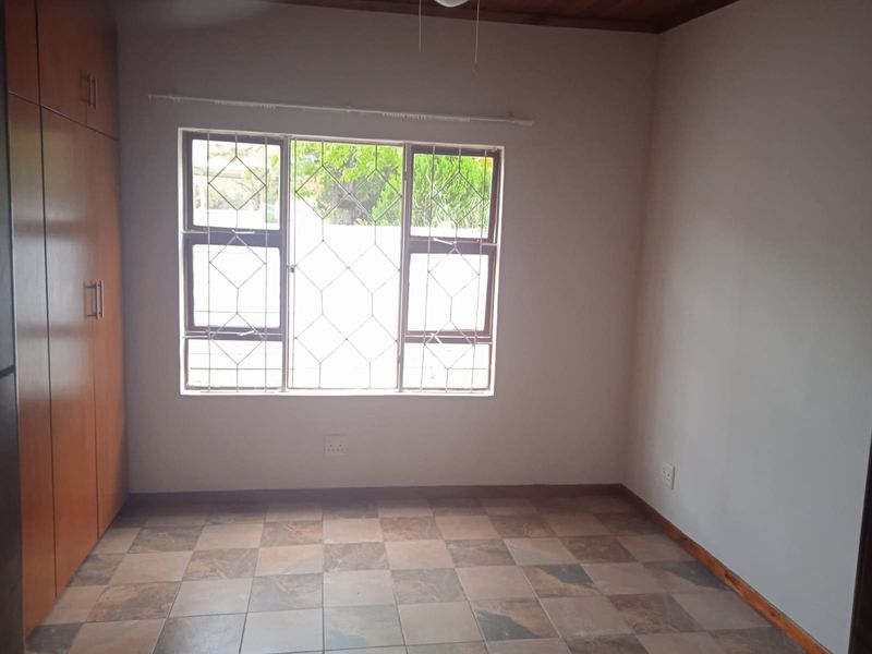 Two Bedroom Flat to Let in Top Town - Photo 7